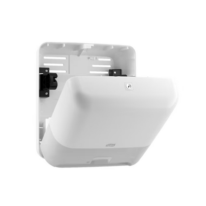 Tork Matic® 551100 -sensoriannostelija rullakäsipyyhkeille Elevation H1 TORKilta – Essity Professional Hygiene Germany GmbH on tyylikäs valkoisesta muovista valmistettu seinään asennettava annostelija. Sen lukittava kansi ja helposti avautuva muotoilu varmistavat tehokkaan, kosketuksettoman käsien kuivaamisen. Yksinkertainen valkoinen tausta on ihanteellinen paperipyyhkeiden säilytykseen ja korostaa tämän Tork Matic -sensoriannostelijan eleganttia ja toiminnallista estetiikkaa.