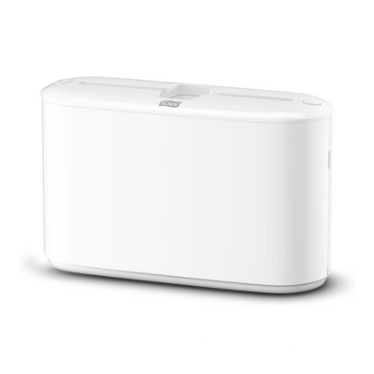 Valkoinen, suorakulmainen elektroninen laite, jossa on sileät reunat ja tasainen yläosa, jossa on keskellä oleva aukko, heijastaa Tork Xpress® 552200 -monitaittopaperipyyheannostelijan Elevation H2 -sarjan eleganttia tyyliä TORK – Essity Professional Hygiene Germany GmbH:lta.