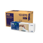 Tork Xpressnap® 13670 -annostelijaliinasäiliö, jossa on erityisen pehmeä lehtikuvio ja TORK-brändi Essity Professional Hygiene Germany GmbH:ltä, näytetään pakkauksen vieressä, jossa käsi vetää lautasliinan annostelijasta.