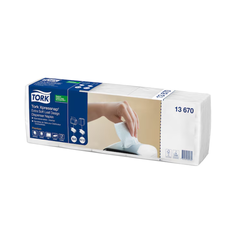 Tork Xpressnap® 13670 Extra Soft -lehtikuvioinen valkoinen annostelijaliina Premium N4, kaksikerroksinen, valmistettu TORK – Essity Professional Hygiene Germany GmbH:n toimesta, sisältää kahdeksan pakkausta. Pakkauksen kuva näyttää käden vetämässä lautasliinaa annostelijasta, mikä korostaa näiden valkoisten lautasliinojen erityisen pehmeää tekstuuria.