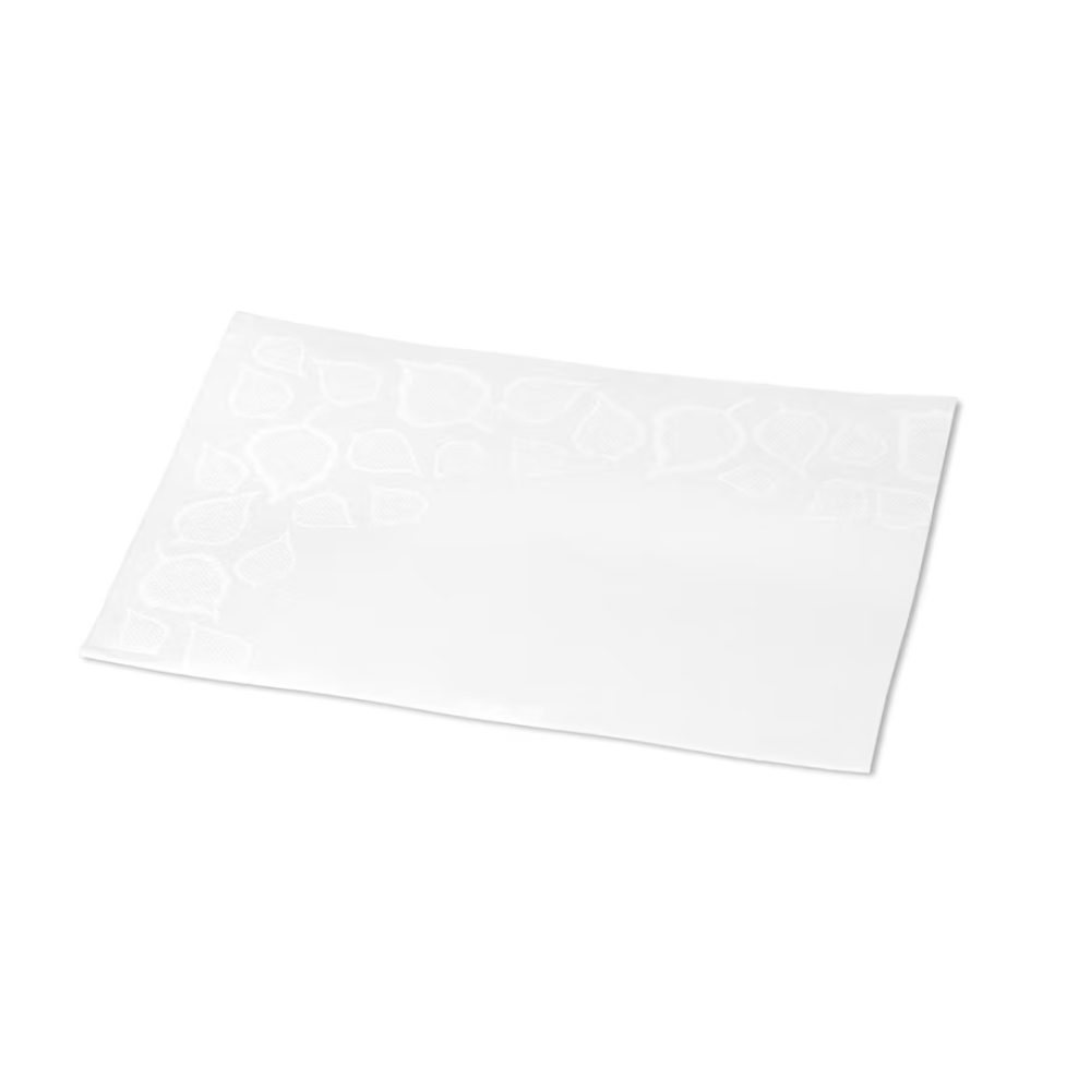 Kaksikerroksinen Tork Xpressnap® 13670 Extra Soft Premium N4 -lautasliina lehtikuviolla ja kohokuvioiduilla reunoilla lisäpehmeyttä varten on yksinkertaisella valkoisella taustalla.