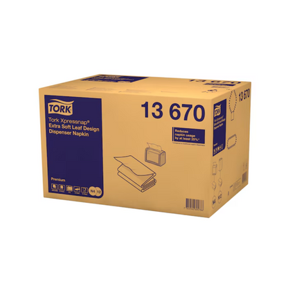 Pahvilaatikko, jossa on Tork Xpressnap® 13670 Extra Soft -lehtikuvioisia valkoisia annostelijaliinoja TORK - Essity Professional Hygiene Germany GmbH:ltä. Laatikko sisältää kuvia, jotka esittelevät korkealaatuisia, kaksikerroksisia lautasliinoja ja niiden käytännöllistä annostelijakäyttöä.