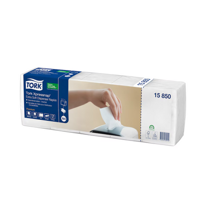 Essity Professional Hygiene Germany GmbH:n Tork Xpressnap® 15850 Extra Soft annostelijaliinojen N4 2-kerroksisen pakkauksen päällä on kuva kädestä, joka vetää liinan annostelijasta. Se korostaa ominaisuuksia kuten pehmeyttä ja kestävyyttä ja osoittaa, kuinka tämä järjestelmä tehokkaasti vähentää lautasliinojen kulutusta.