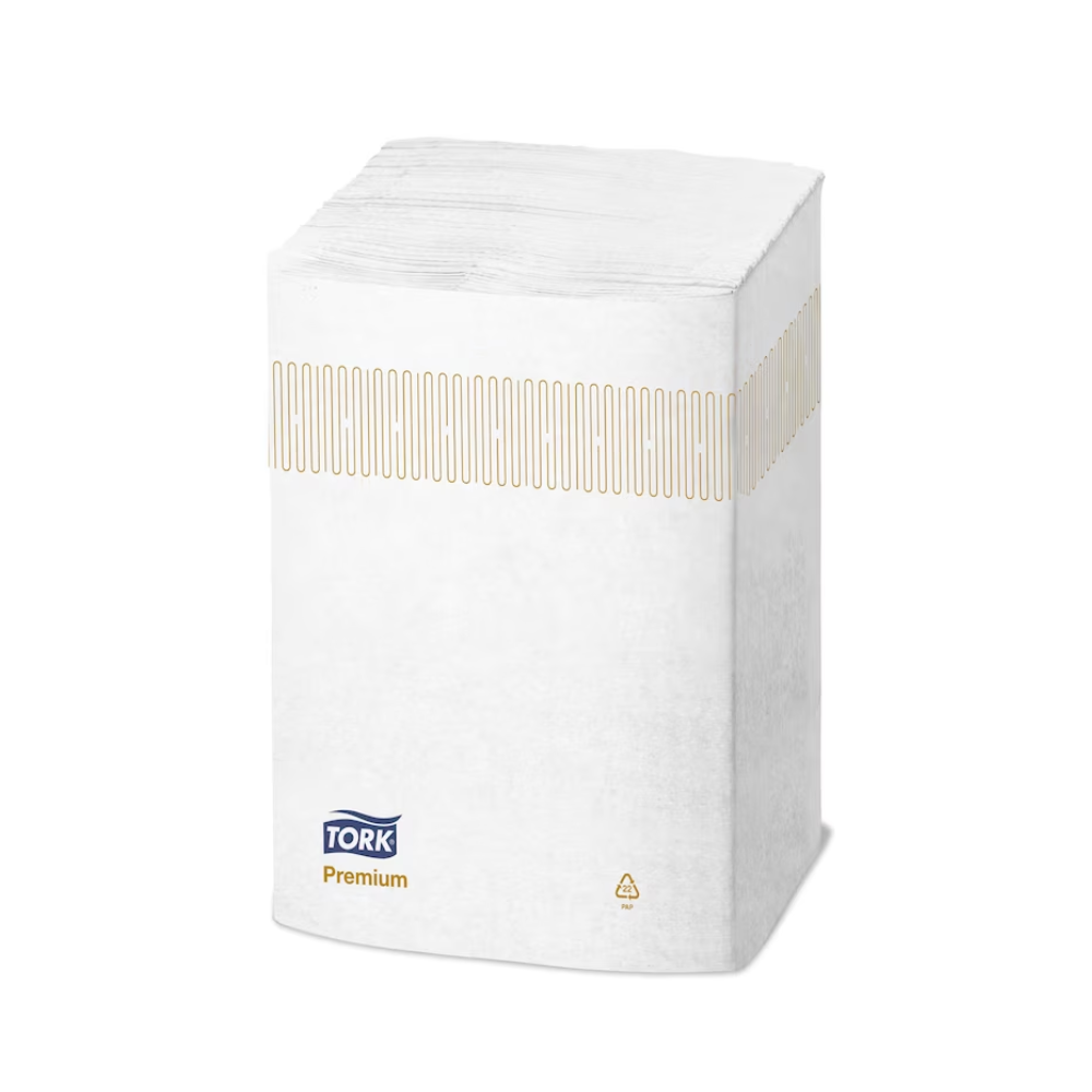 Pino Premium Extra Soft annostelijaliinoja Tork Xpressnap® 15850 -sarjasta TORK – Essity Professional Hygiene Germany GmbH on pakattu muovipakkaukseen, jossa on beige raitakuvio ja brändin logo. Tämä pakkaus korostaa kestävyyttä kierrätyssymbolilla ja on esimerkki Tork Xpressnap-suunnittelusta, joka pyrkii vähentämään lautasliinojen kulutusta jokaisella käyttökerralla.