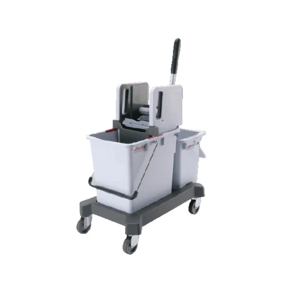 Vileda GmbH CombiSpeed -kaksoisämpäri puristimella, yksittäin pakattu, on asennettu harmaalle rullavaunulle. Tässä puhdistuslaitteessa on puristin ja ergonominen kahva helppoa liikkuvuutta varten, joten se on ihanteellinen tehokkaille märkäpyyhintäratkaisuille.