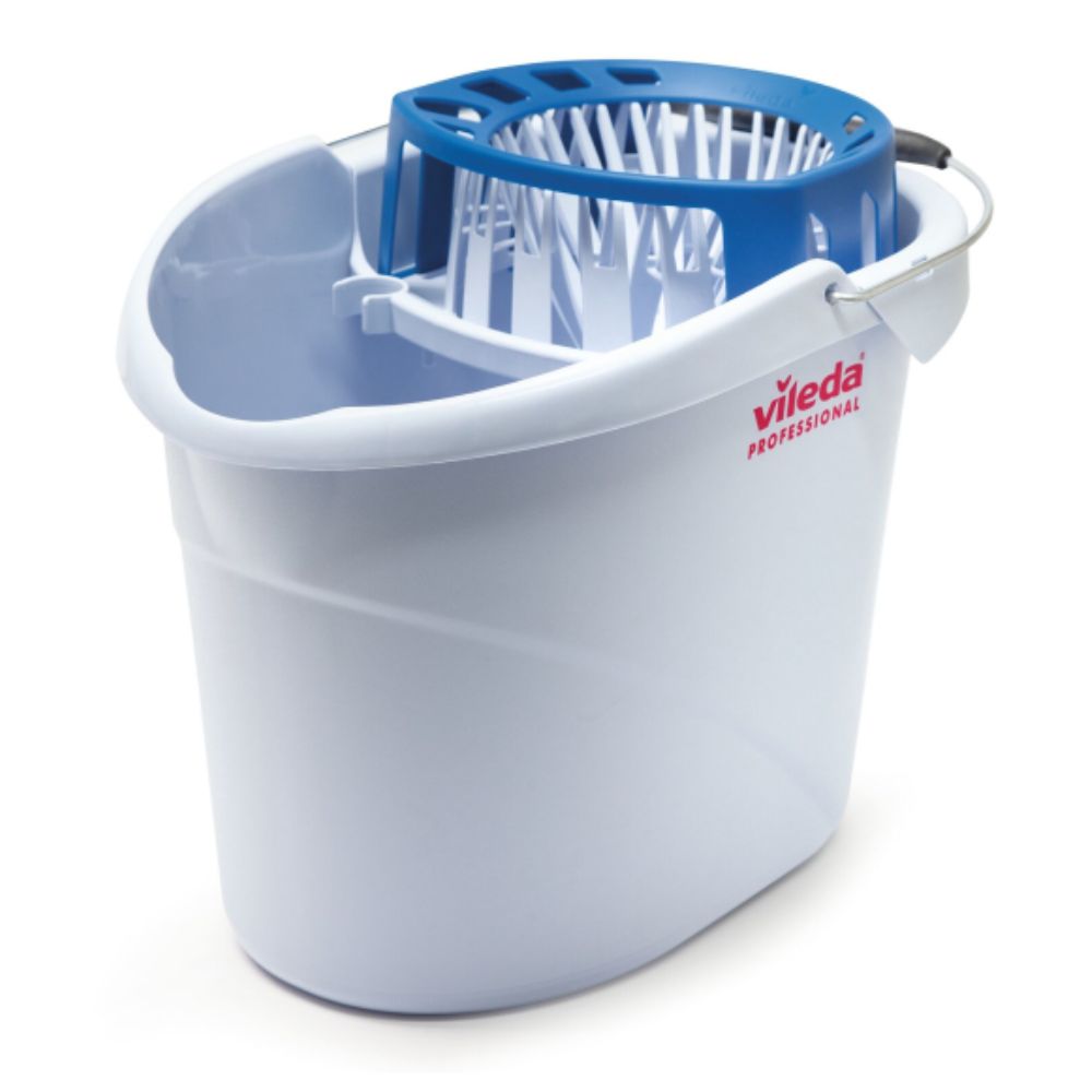 Esittelemme Vileda Professional Supermop -ämpärin 10 l puristimella, valkoisen muoviämpärin, jonka sivulla on teksti "Vileda GmbH". Se soveltuu täydellisesti pienten alueiden hygieeniseen moppaamiseen ja puhdistamiseen. Tässä ämpärissä on sininen puristin yläosassa ja metallikahva helppoa kuljetusta varten, mikä tekee siitä täysin yhteensopivan Vileda Professional Supermop -mopin kanssa.