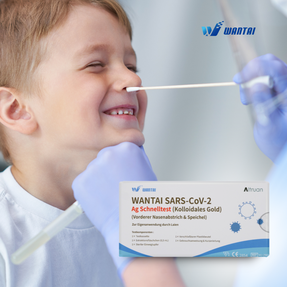 Lapsi hymyilee, kun hansikoitu terveydenhuollon työntekijä suorittaa nenänielutestin. Etualalla oleva laatikko, jossa lukee 'Wantai SARS-CoV-2 -pikatesti, lollitesti (kolloidinen kulta) CE/2854', korostaa sen soveltuvuutta päiväkoti- ja koulutestaukseen ja tarjoaa turvallisuutta tällä COVID-19-antigeenipikatestillä.