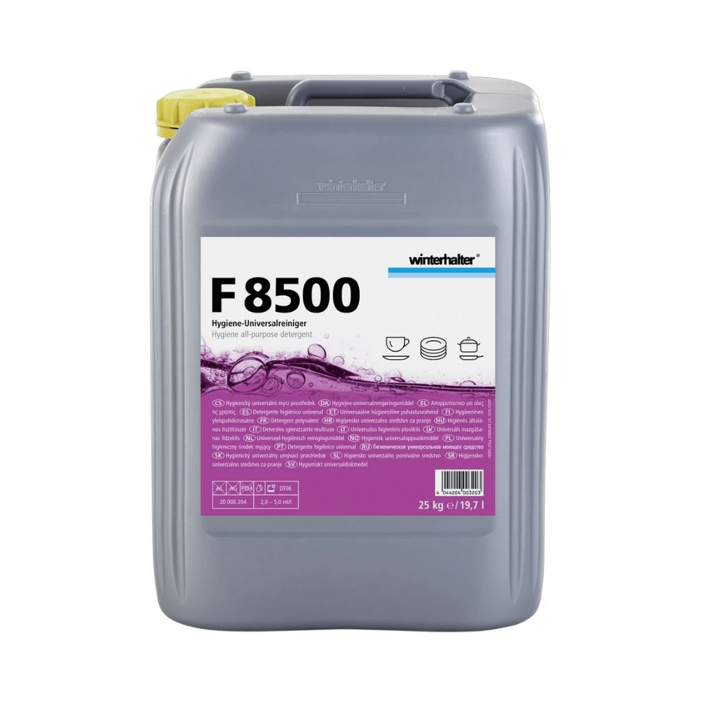 Suuri harmaa säiliö, jossa on keltainen kansi ja merkintä ”Winterhalter F 8500 Geschirr Universalreiniger 25 kg | 1 kg” näyttää violetteja grafiikoita ja välineiden symboleja. Tämä Altruan kehittämä yleispuhdistusaine poistaa tehokkaasti pinttyneen lian kaupallisissa astianpesukoneissa.