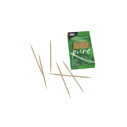 Pieni vihreä laatikko, jossa on merkintä „PAPSTAR 'pure'“, ja useita hajallaan olevia puisia hammastikkuja valkoisella taustalla. Tämä bambu-designilla varustettu ympäristöystävällinen pahvipakkaus korostaa, että nämä PAPSTAR GmbH:n puuhammastikut on valmistettu luonnonmateriaaleista.