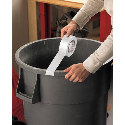 In einer Werkstatt klebt jemand einen Streifen Scotch® Extremium™ Universal Klebeband (3 m x 19 mm) von 3M Deutschland GmbH am Rand eines großen grauen Mülleimers entlang.