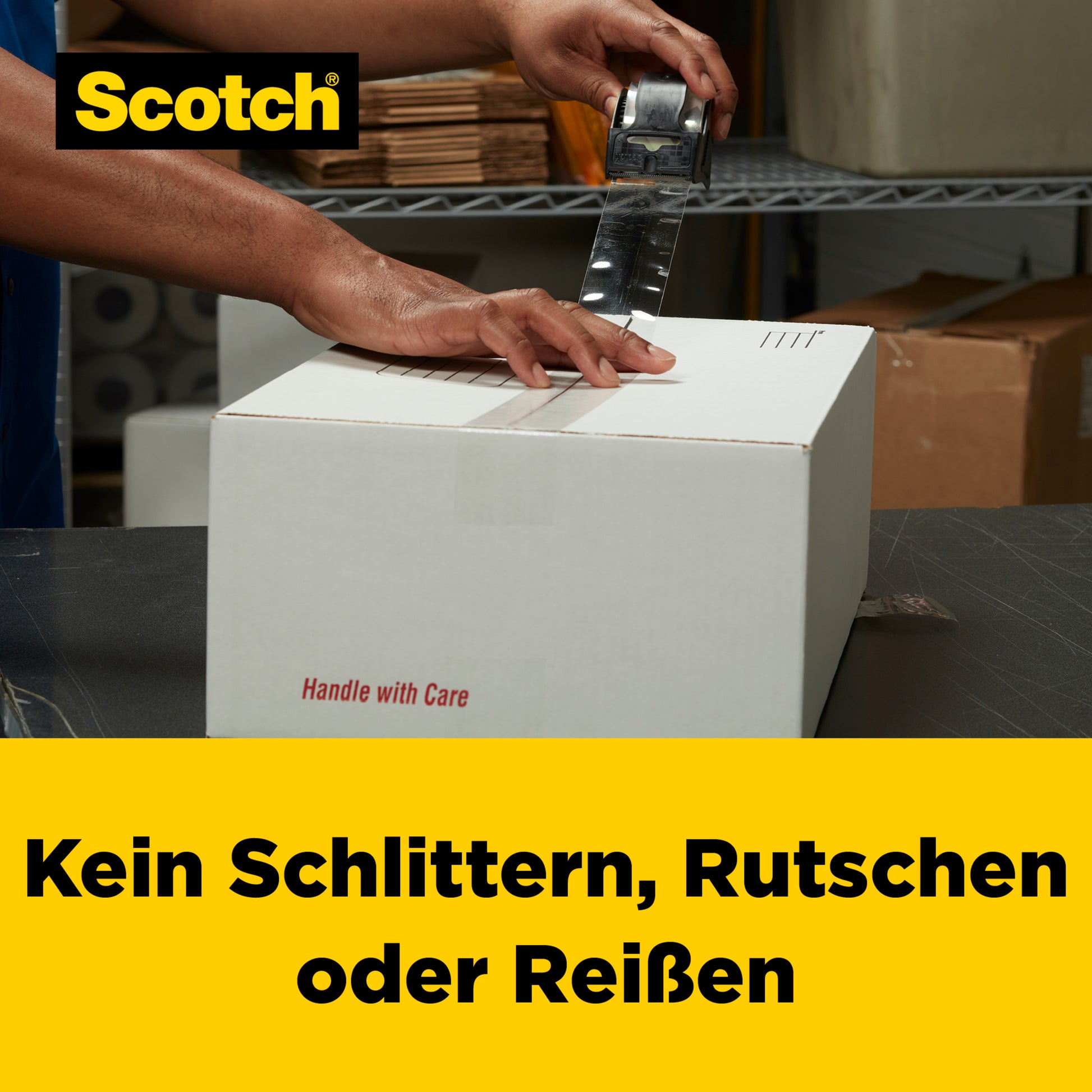 Eine Person verschließt einen weißen Karton mit der roten Aufschrift "Handle with Care" mit 3M Deutschland GmbH Scotch® Box Lock™ Verpackungsklebeband 3950-LR3-DC (48 mm x 50 m, 3 Rollen/Packung) auf einem Metalltisch. Der Text lautet: "Kein Schlittern, Rutschen oder Reißen.