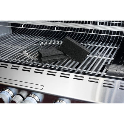 Scotch-Brite® Grill Griffschwamm 3M Deutschland GmbH:lta on ruostumattomasta teräksestä valmistetun grillin päällä ja korostaa helppoa grillin puhdistusta. Ritilällä näkyvät mustat sienet, grillinappulat ja avattu kansi.