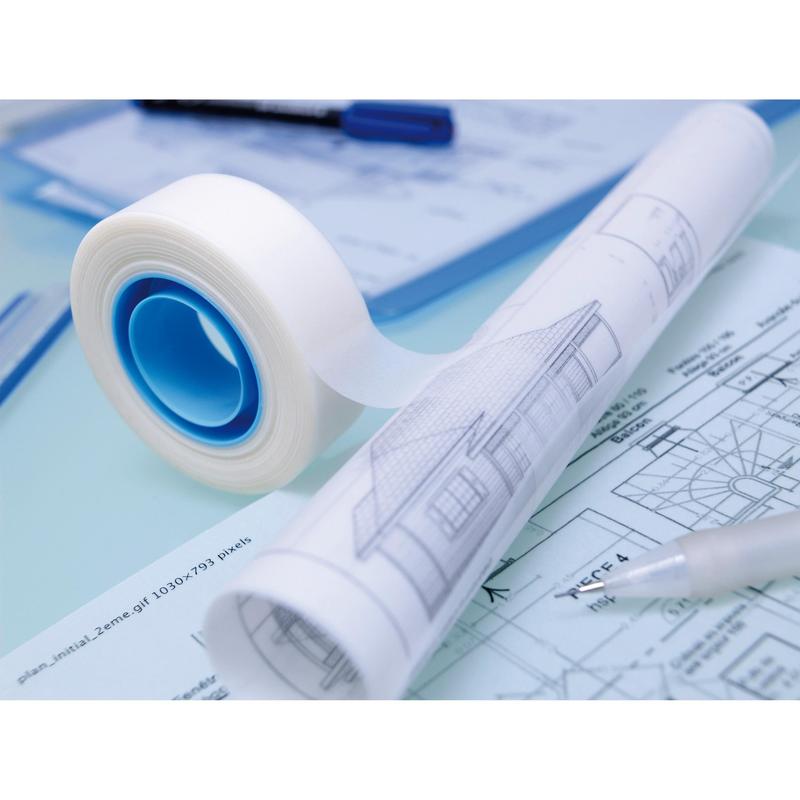 3M Scotch® näkymätön teippi, irrotettava (19 mm x 33 m), on vaaleansinisellä työpöydällä vieressä arkkitehdin talosuunnitelman, kynän ja suunnitteluasiakirjojen kanssa.
