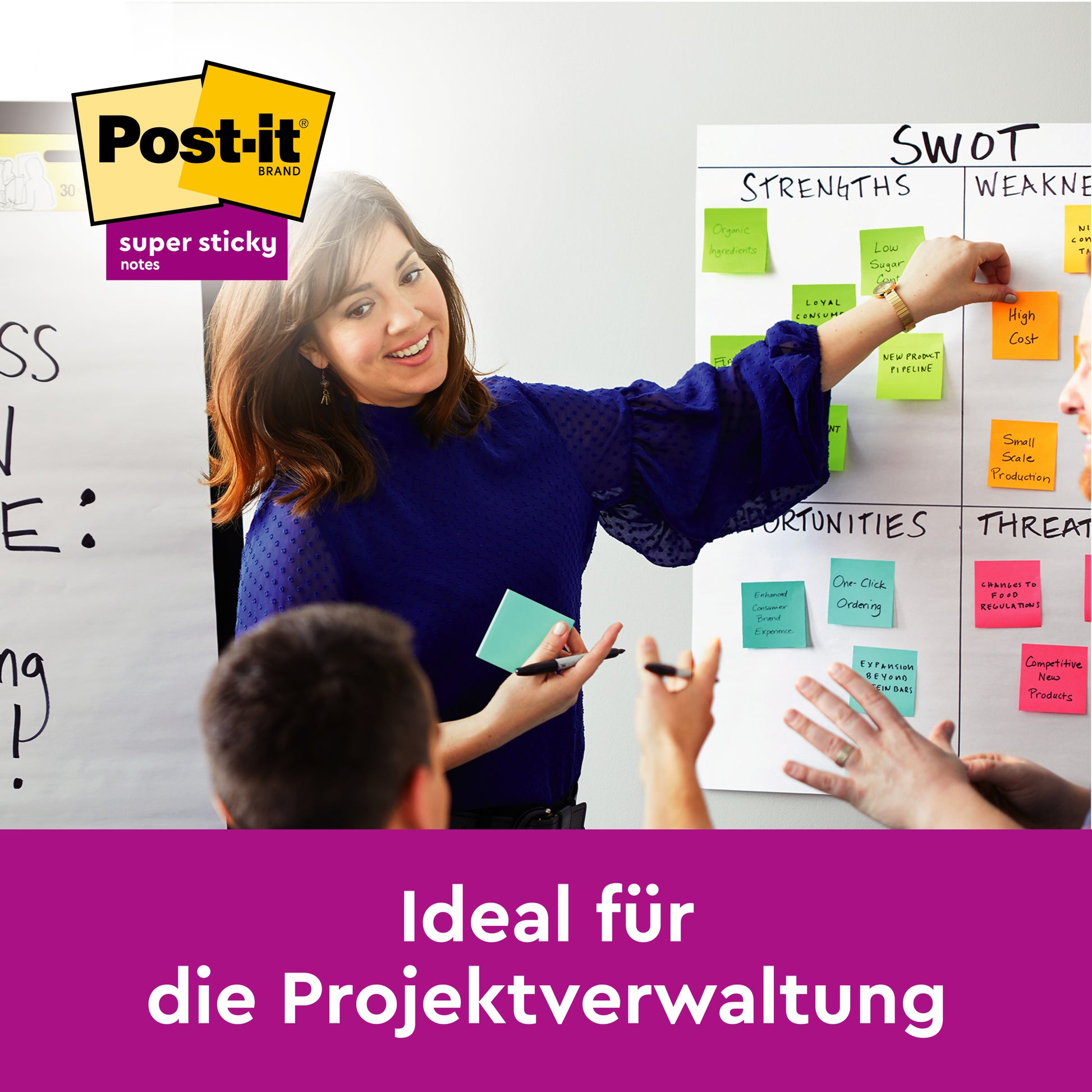Eine Frau in blauer Bluse leitet eine Besprechung und zeigt auf eine SWOT-Tafel mit 3M Post-it® Super Sticky Notes im Großformat, Pink, Liniert (101 mm x 152 mm), um das Projektmanagement zu fördern - und zeigt damit die Wirkung der bunten Zettel der 3M Deutschland GmbH.