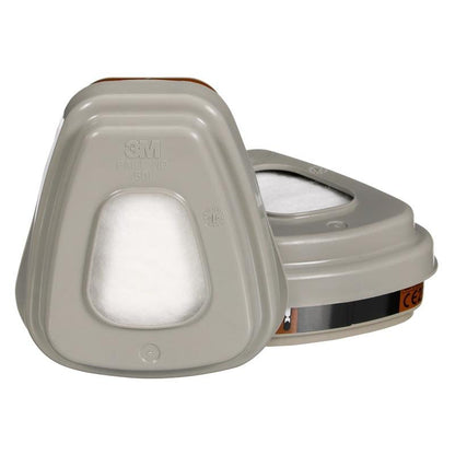 Kuvassa kaksi harmaata 3M™-suodatinpakkausta 6002-1 A2P2 3M Deutschland GmbH:ltä, yksi litteä ja yksi pystyssä, molemmissa keskellä valkoiset suodatinpinnat suojaamaan orgaanisia höyryjä vastaan. Pakkaus sisältää 2x6055, 2x5925, ja 2x501.