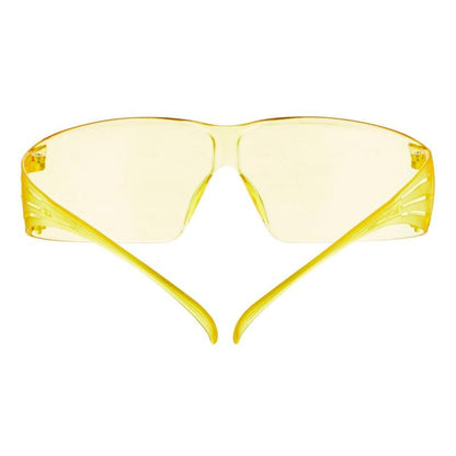 3M™ SecureFit™ suojalasit 200, 3M Deutschland GmbH, edestä katsottuna keltaisilla sävytetyillä, ympäröivillä linsseillä ja pitkillä sivuvarsilla, seisoo yksinkertaisella valkoisella taustalla.