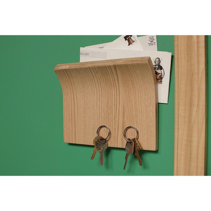 Puinen seinäpostilaatikko koukuilla avaimille on kiinnitetty vihreään seinään 3M Deutschland GmbH:n Scotch-FIX™ kaksipuolisella sisäkiinnitysteipillä.