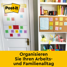 Ein Büro verfügt über eine weiße Tür mit einem 3M Post-it® Super Sticky selbsthaftendes Mini Meeting Chart/Flipchart Mini 577SS (38 x 45,7 cm), sowie eine Korkwand, ein Bücherregal mit Büchern, Pflanzen und Schreibwaren. Text: "Organisieren Sie Ihren Arbeits- und Familienalltag.