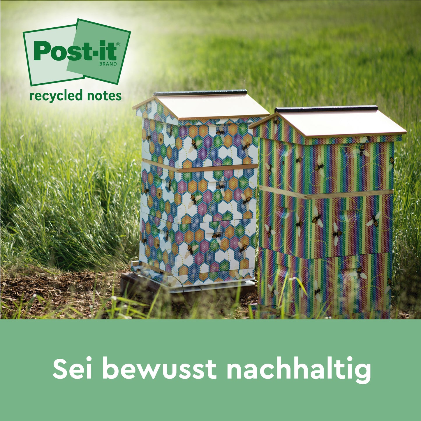 Zwei gemusterte Bienenstöcke stehen in einem grasbewachsenen Feld. Das Post-it® Recycling Notes Logo erscheint oben links. Unten steht der deutsche Text "Sei bewusst nachhaltig". Produkt: 3M Post-it® Recycling Notes, Gelb, 76x127mm, 100 Blatt pro Block, PEFC-zertifiziert.