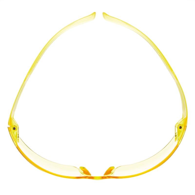 3M Deutschland GmbH:n 3M™ SecureFit™ 200 -suojalasit, keltaiset suojalasit ylhäältä katsottuna, joissa on kaarevat sangat ja alaspäin suuntautuvat linssit, kuvattuna neutraalilla taustalla.