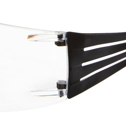 Lähikuva 3M™ SecureFit™ lukulasisuojalasien saranasta 3M Deutschland GmbH:lta, joka näyttää kirkkaan linssin mustassa sangoissa, jossa on kolme pitkää aukkoa.