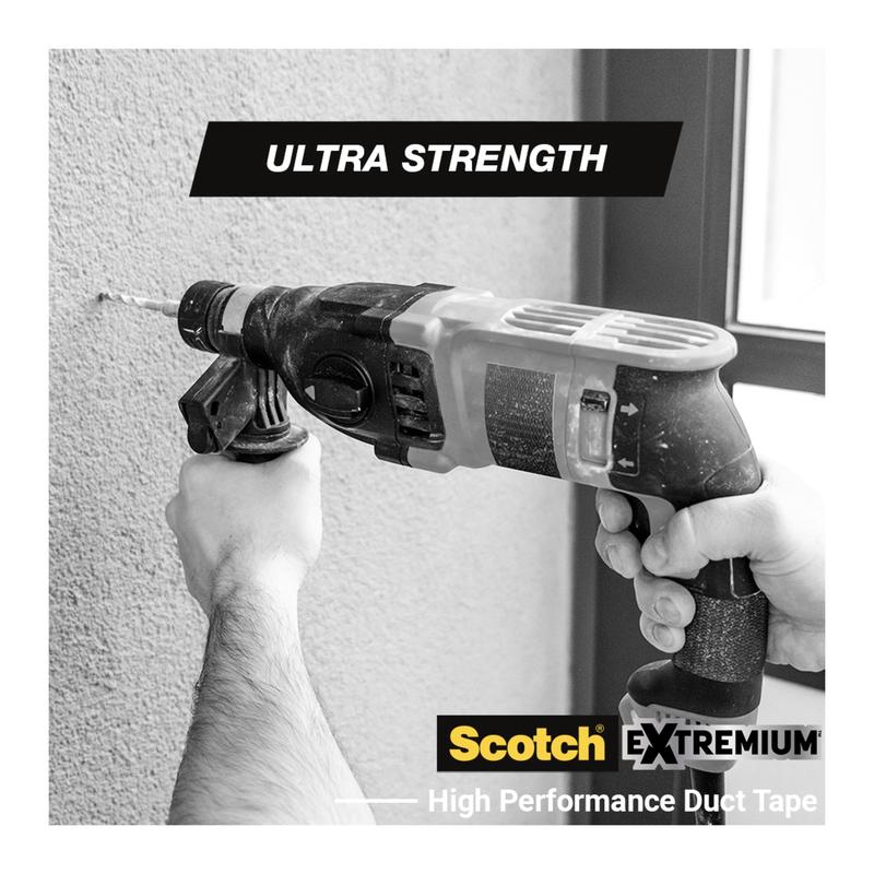 Henkilö poraa seinään porakoneella. Ylhäällä lukee "ULTRA STRENGTH", alhaalla oikealla "Scotch® Extremium™ Ultra High Performance -teippi DT17, 10 m x 24 mm - 3M Deutschland GmbH".