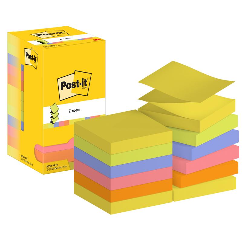 Laatikko Post-it® Super Sticky Z-Notes 3M Deutschland GmbH:lta (76 mm x 127 mm, 100 arkkia/lohko, kartonkipakkaus, 100% PEFC) on esitelty neliön muotoisten muistilappujen pinojen vieressä, jotka ovat keltaisia, sinisiä, oransseja, pinkkejä ja violetteja, ja yksi keltainen lappu nostetaan ylös.