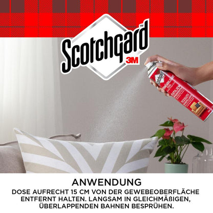 Käsi suihkuttaa Scotchgard™ -tekstiilien kyllästysprayta, 400 ml 3M Deutschland GmbH:lta, raidalliselle tyynylle harmaalla sohvalla, tarjoten suojan lialta ja tahroilta. Lähellä on vihreä kasvi; saksankieliset ohjeet näkyvät alhaalla.