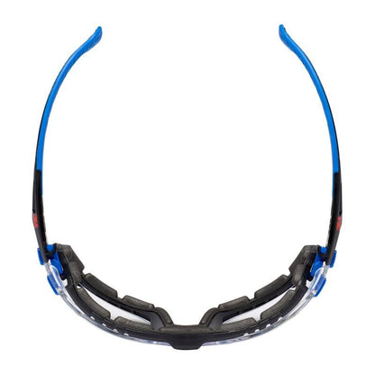 3M™ Solus™ 1000 -suojalasit 3M Deutschland GmbH:lta sisältävät kaarevat sangat ja pehmustetun sisäkehyksen, kirkkailla linsseillä, Scotchgard™ huurtumisenestopinnoitteella ja kiinnitettävällä vaahtomuovitiivisteellä lisäsuojaksi.