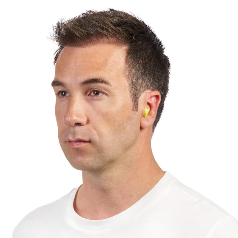 Lähikuva näyttää miehen, jolla on lyhyet ruskeat hiukset ja valkoinen t-paita, katsomassa hieman vasemmalle, ja hänellä on oikeassa korvassaan keltainen 3M™ E-A-Rsoft™ FX™ -korvatulppa (SNR-arvo 37 dB, pehmeä polyuretaanivaahto) 3M Deutschland GmbH:lta.