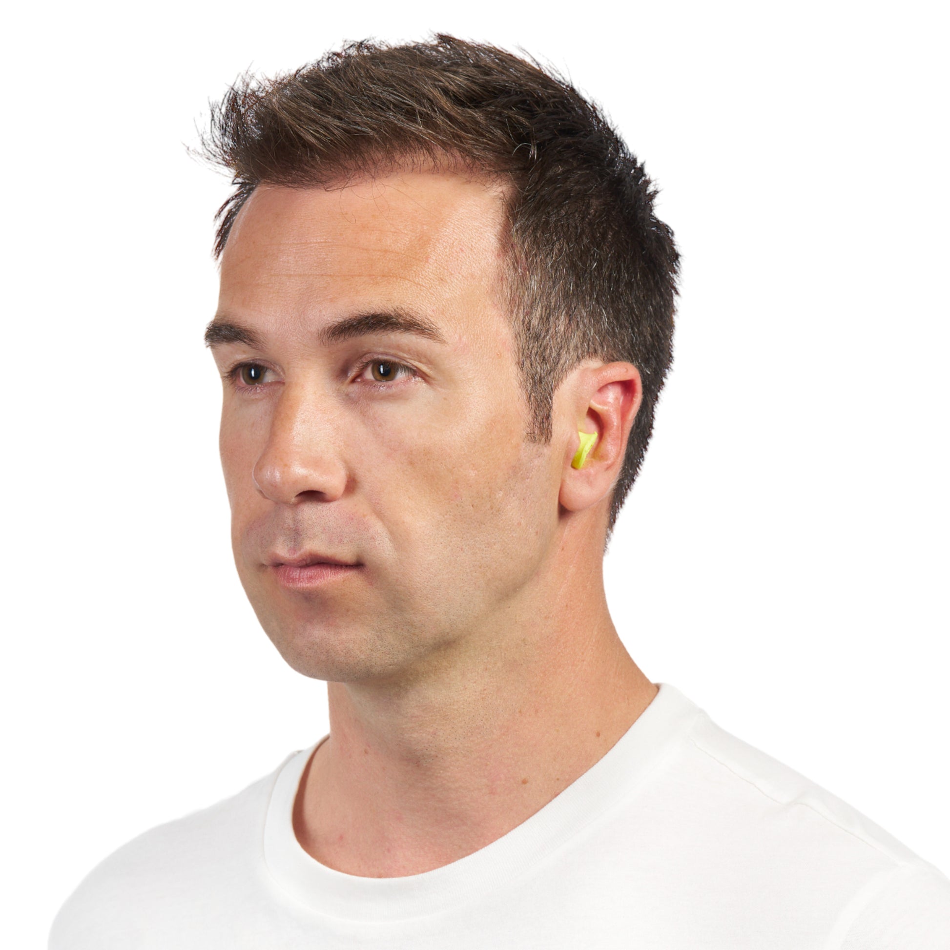 Ein Mann mit kurzen braunen Haaren und weißem T-Shirt blickt nach vorne und trägt einen gelben 3M™ Gehörschutzstöpsel E-A-Rsoft™ FX™ (SNR 37 dB, weicher Polyurethanschaum) in seinem rechten Ohr. Der Hintergrund ist einfarbig weiß.
