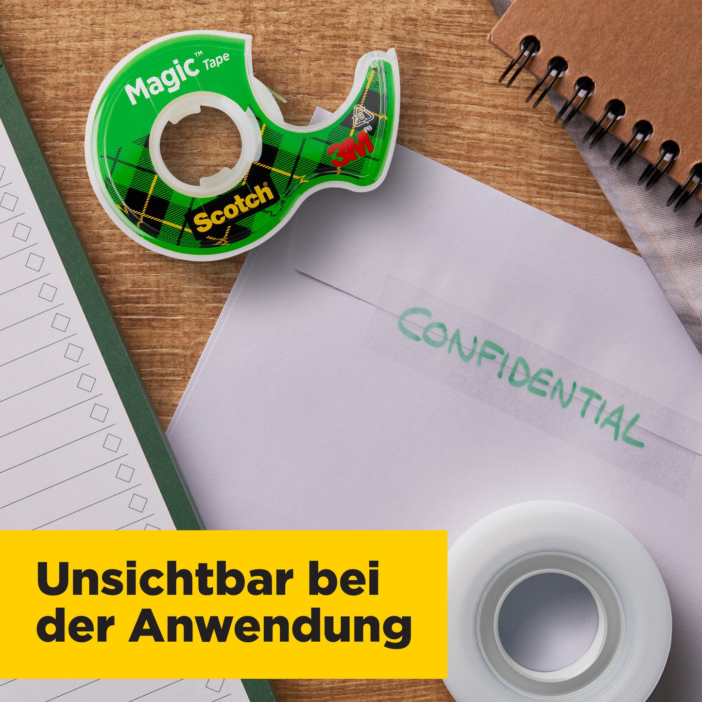 Drei Rollen Scotch® Magic™ Unsichtbares Klebeband 8-1925R3 von 3M Deutschland GmbH (19 mm x 25 m) liegen als Nachfüllpackung neben einem "CONFIDENTIAL"-Briefumschlag, einem Notizbuch und einer Checkliste. Banner: "Unsichtbar bei der Anwendung.