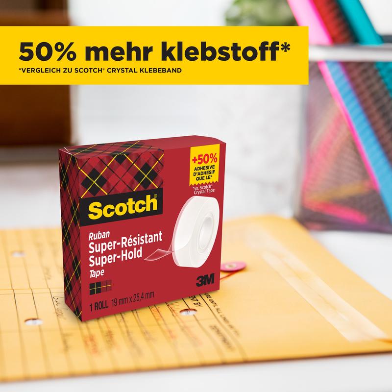 Yksi laatikko Scotch® Super-Hold Secure Tape -teippiä, 1 rulla, 19 mm x 25,4 m (3M Deutschland GmbH), punavihreässä ruutukuvioisessa pakkauksessa, makaa suljetun Manila-kirjekuoren vieressä. Keltainen banneri, jossa lukee "50 % enemmän liimaa*", on laatikon yläpuolella.