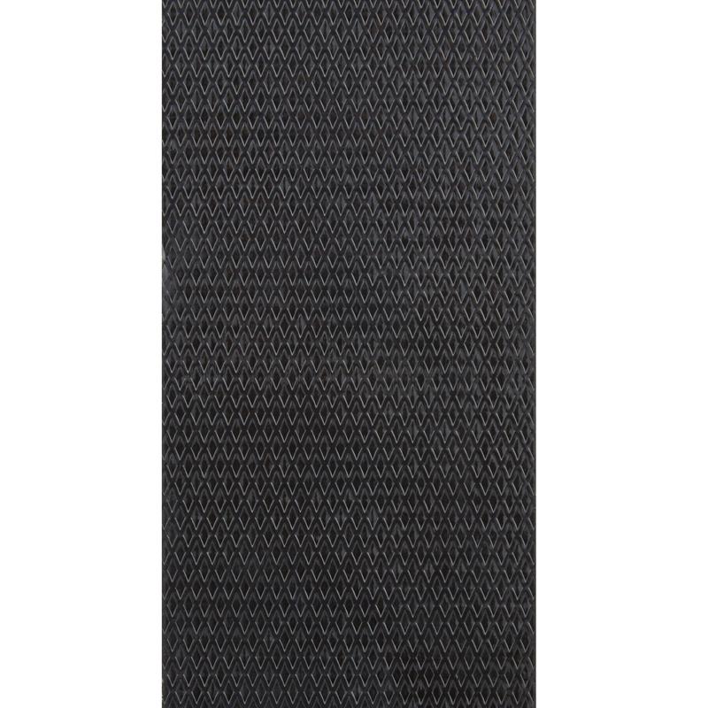 Lähikuva 3M Deutschland GmbH:n Scotch® Extremium™ Ultra High Performance -teippi DT17:n (10 m x 24 mm) mustasta, timantinmuotoisesta pinnasta, joka on suunniteltu äärimmäisiin käyttötarkoituksiin.