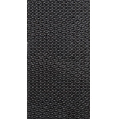 Lähikuva 3M Deutschland GmbH:n Scotch® Extremium™ Ultra High Performance -teippi DT17:n (10 m x 24 mm) mustasta, timantinmuotoisesta pinnasta, joka on suunniteltu äärimmäisiin käyttötarkoituksiin.