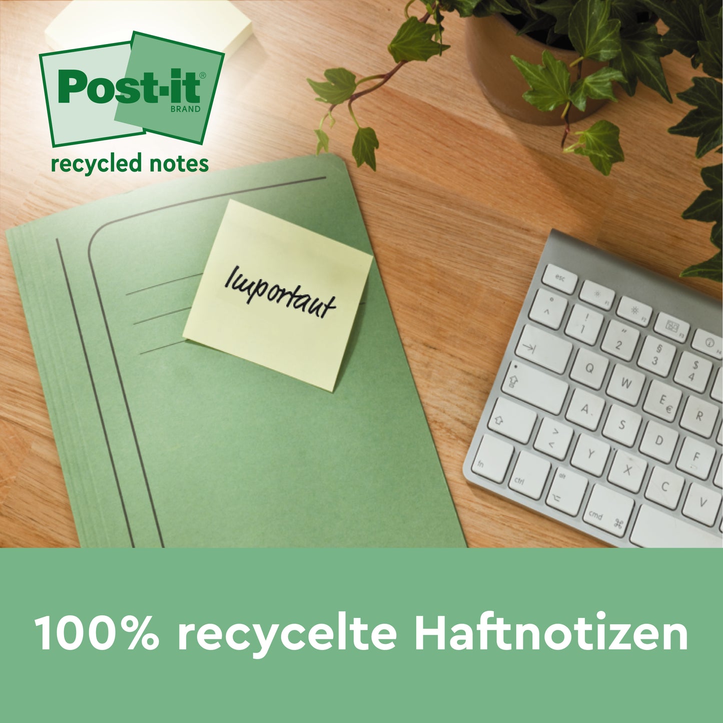 Ein grüner Ordner mit einem Post-it® Recycling Z-Zettel der 3M Deutschland GmbH mit der Aufschrift "Wichtig" liegt auf einem Holzschreibtisch neben einer weißen Tastatur und einer grünen Pflanze. Text darunter: "100% PEFC umweltfreundliche Notizen, 76x76mm, 100 Blatt/Block, 6 Blöcke/Packung.