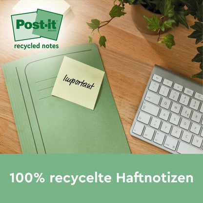 Vihreä kansio, jossa on 3M Deutschland GmbH:n Post-it® kierrätetty Z-lappu, jossa lukee "tärkeää", on puupöydällä näppäimistön ja kasvin vieressä. Alla oleva teksti kuuluu: "100% kierrätetyt muistilaput, 76x76mm, 100 arkkia/lohkare, 100% PEFC.