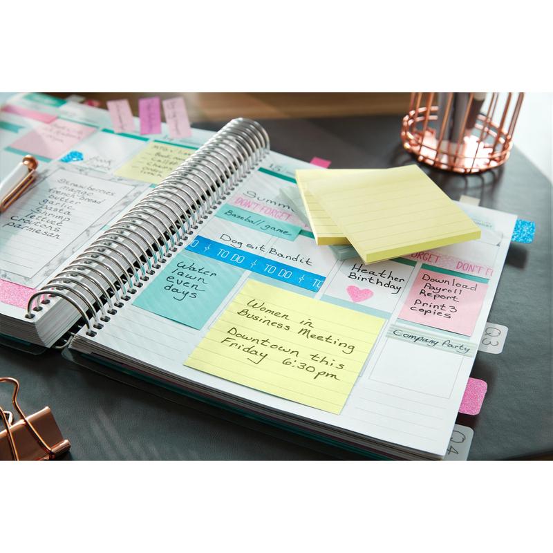 Avoin suunnittelija, jossa on muistiinpanoja, muistutuksia ja keltainen 3M Post-it® Notes -muistilappu suurikokoisena (101 mm x 152 mm) 3M Deutschland GmbH:lta, on "Women in Business Meeting" -tapahtuman kohokohta perjantaina klo 18:30 keskustassa. Kyniä ja lanka-organisaattori ovat valmiina.