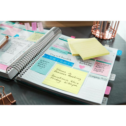 Avoin suunnittelija, jossa on muistiinpanoja, muistutuksia ja keltainen 3M Post-it® Notes -muistilappu suurikokoisena (101 mm x 152 mm) 3M Deutschland GmbH:lta, on "Women in Business Meeting" -tapahtuman kohokohta perjantaina klo 18:30 keskustassa. Kyniä ja lanka-organisaattori ovat valmiina.