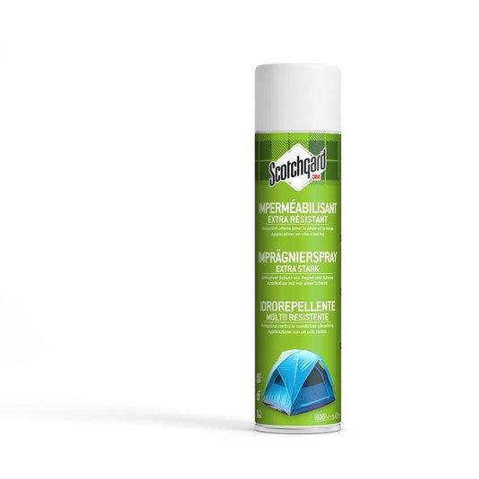 Pystyssä seisoo suuri, vihreä 400 ml:n tölkki 3M Deutschland GmbH:n Scotchgard™ -suojasprayta, extra strong -versiota. Etiketissä on tekstiä useilla kielillä ja sininen teltta-kuva; tuote sopii erinomaisesti tekstiilien erityisen tehokkaaseen suojaamiseen.