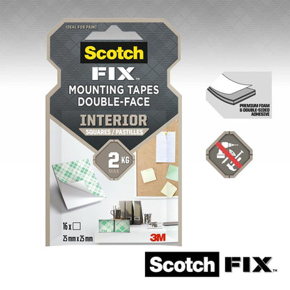 3M Deutschland GmbH:n Scotch-FIX™ kaksipuolisten sisäasennusneliöiden 4496-ST16-P (25 mm x 25 mm, 16 kpl) pakkaus näyttää teippineliöt käytössä, tuotetiedot sekä ominaisuudet kuten premium-vaahto ja vahva liimausvoima.