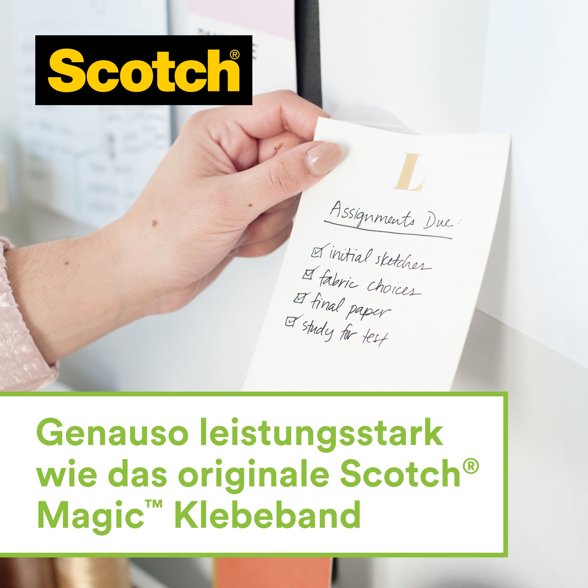Eine Hand befestigt ein "Assignments Due"-Blatt mit dem Scotch™ Edelstahl-Klebebandabroller, Silber + Scotch® Magic™ Klebeband (66% pflanzenbasiert, 19 mm x 13,9 m, 2 Rollen) von 3M Deutschland GmbH an einem Whiteboard.