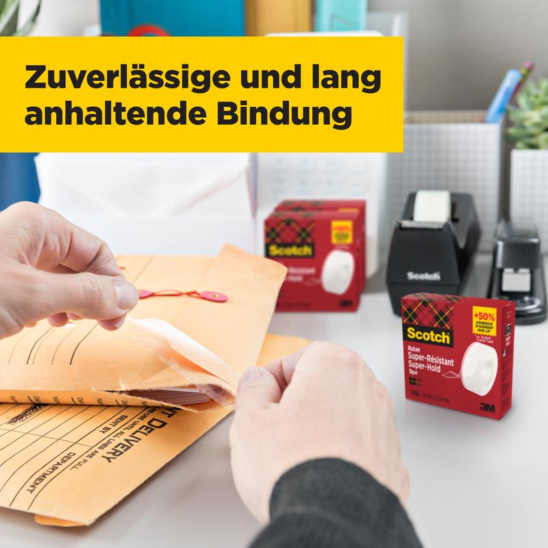 Henkilö sulkee ruskean kirjekuoren 3M Deutschland GmbH:n Scotch® Super-Hold Secure Tape -teipillä, 1 rulla, 19 mm x 25,4 m. Näkyvissä on kaksi laatikkoa tätä teippiä ja toimistotarvikkeita. Ylhäällä: "Luotettava ja pitkäkestoinen kiinnitys."