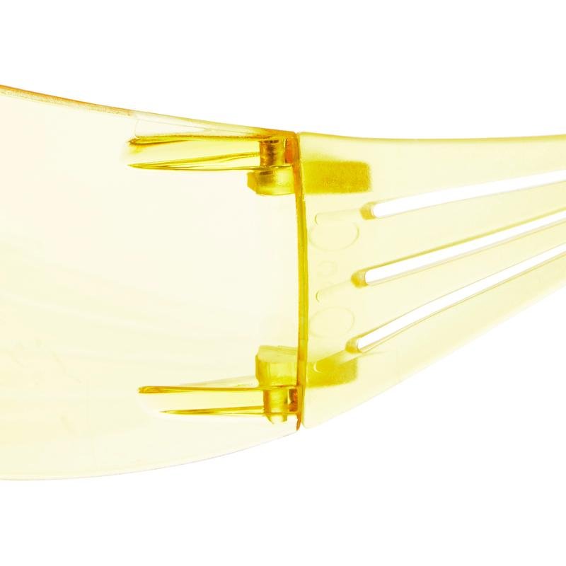 Lähikuva 3M Deutschland GmbH:n 3M™ SecureFit™ 200 -suojalasien saranasta ja varresta, jossa korostuvat keltaiseksi värjätty läpinäkyvä muovimateriaali ja liitosruuvit.