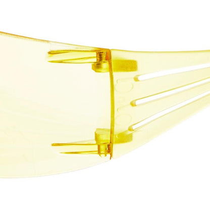 Lähikuva 3M Deutschland GmbH:n 3M™ SecureFit™ 200 -suojalasien saranasta ja varresta, jossa korostuvat keltaiseksi värjätty läpinäkyvä muovimateriaali ja liitosruuvit.