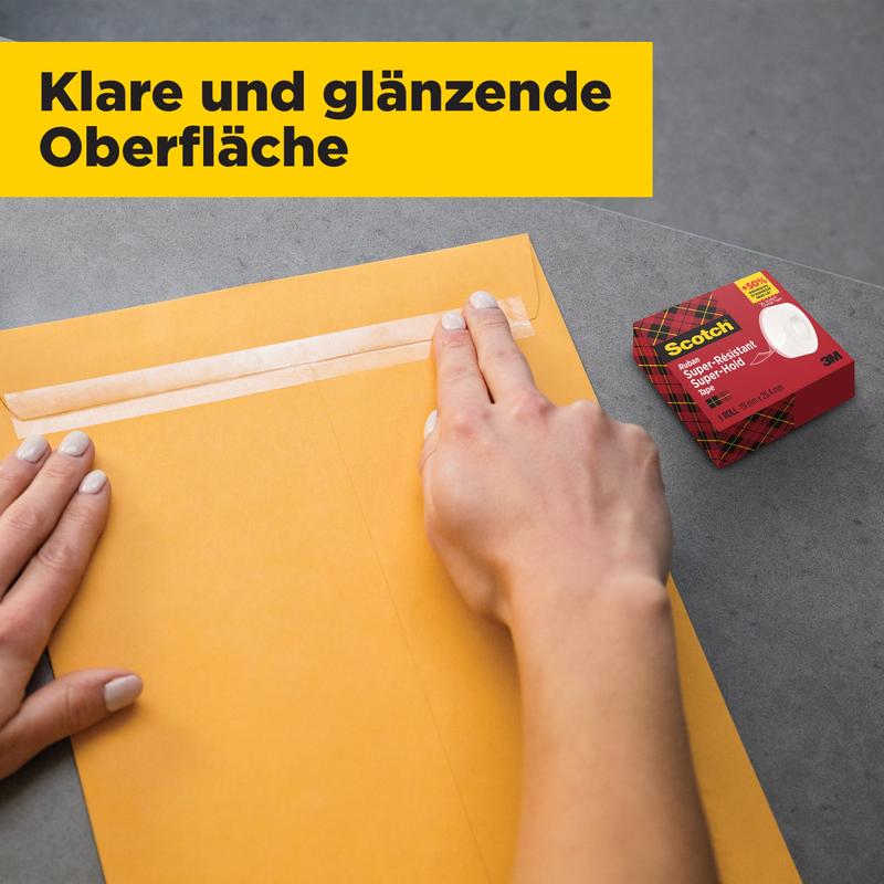 Henkilö sulkee ruskean kirjekuoren Scotch® Super-Hold Secure Tape -teipillä, 1 rulla, 19 mm x 25,4 m 3M Deutschland GmbH:ltä. Harmaalla pinnalla on punainen Scotch-annostelulaatikko; yläpuolella lukee teksti "Kirkas ja kiiltävä pinta".
