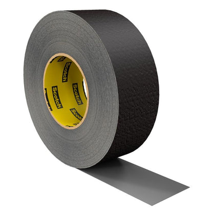 Yksi rulla mustaa Scotch® Extremium™ Ultra High Performance -teippiä DT17 (10 m x 24 mm) 3M Deutschland GmbH:ltä on osittain rullattu auki, ja sisempi ydin kantaa Scotch-brändin nimeä keltaisella ja mustalla.
