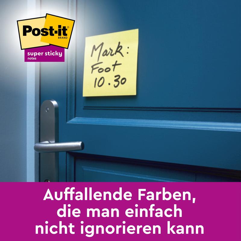 Keltainen Post-it® Super Sticky 100% kierrätysmuistiinpano (76x76 mm, 70 arkkia, 100% PEFC) 3M Deutschland GmbH:lta, jossa lukee "Mark: Foot 10.30", on kiinnitetty siniseen oveen; kuvassa näkyy saksankielinen teksti ja Post-it-logo.