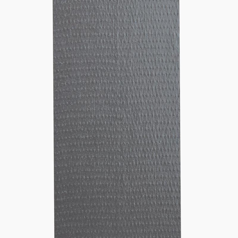 Lähikuva harmaan, teksturoidun pinnan, joka muistuttaa 3M Deutschland GmbH:n Scotch® Extremium™ No Residue -teippinauhaa (18,2 m x 48 mm) ja näyttää ristikkäin jakautuneita pieniä, tasaisesti materiaalin yli jakautuneita kohoumia.