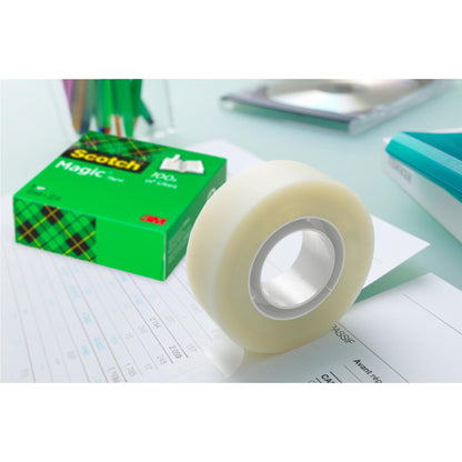 Yksi 3M Deutschland GmbH:n Scotch® Magic™ Invisible Tape -rulla (19 mm x 33 m) etupakkauksesta, jossa on 24 rullaa, rullataan paperille, kun vihreä laatikko, jossa lukee "Etupakkaus, 24 kappaletta", seisoo toimistotarvikkeiden keskellä.
